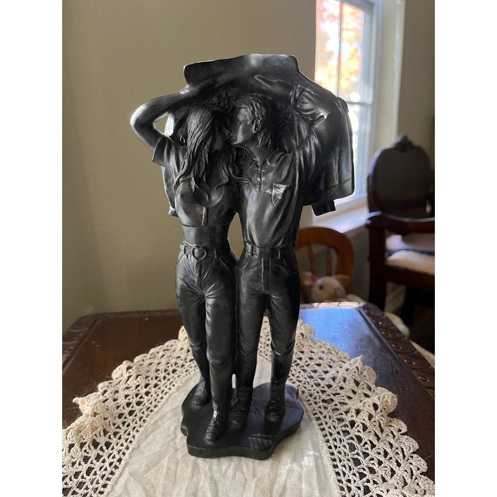 1995 Lovers Kissing Sculpture